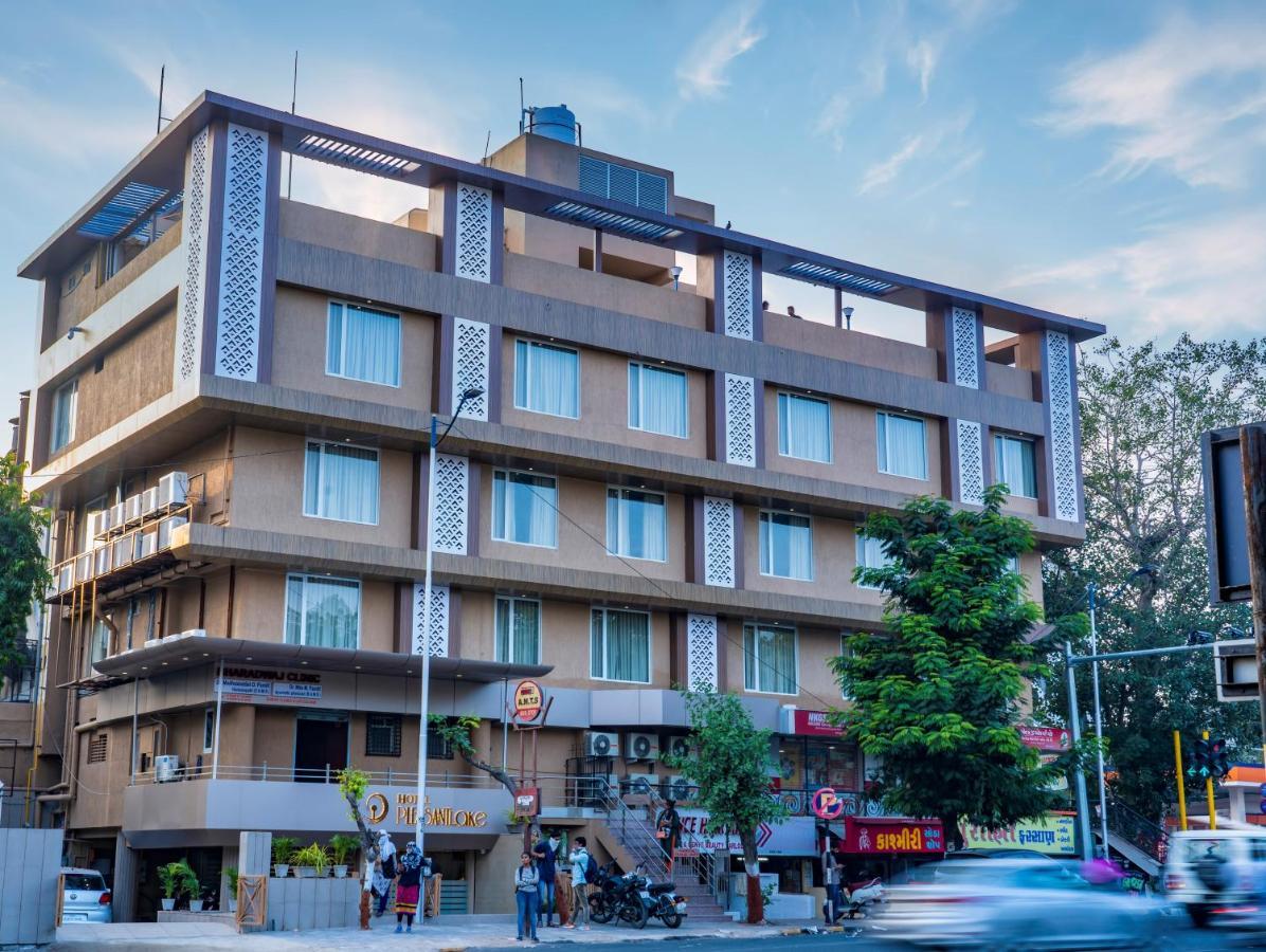 Hotel Pleasant Lake Ahmedabad Exterior foto