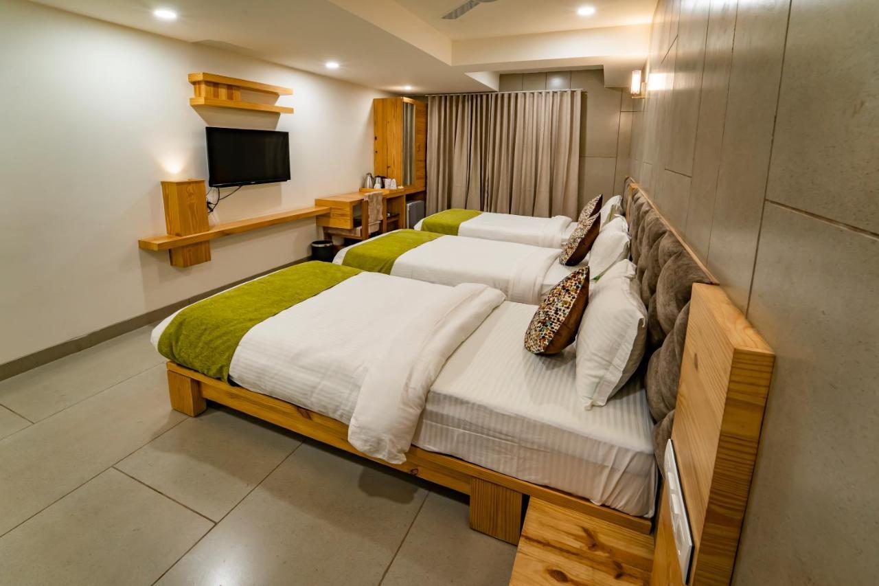 Hotel Pleasant Lake Ahmedabad Exterior foto