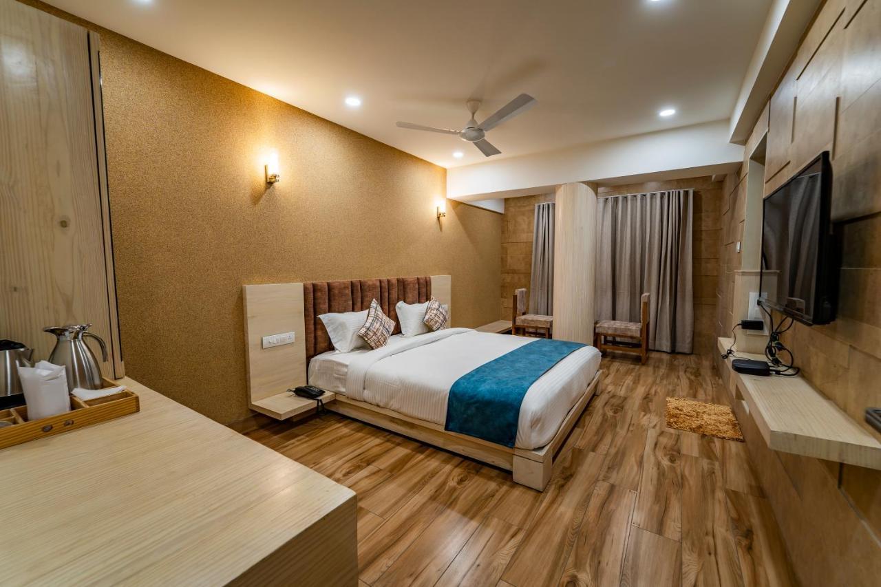 Hotel Pleasant Lake Ahmedabad Exterior foto
