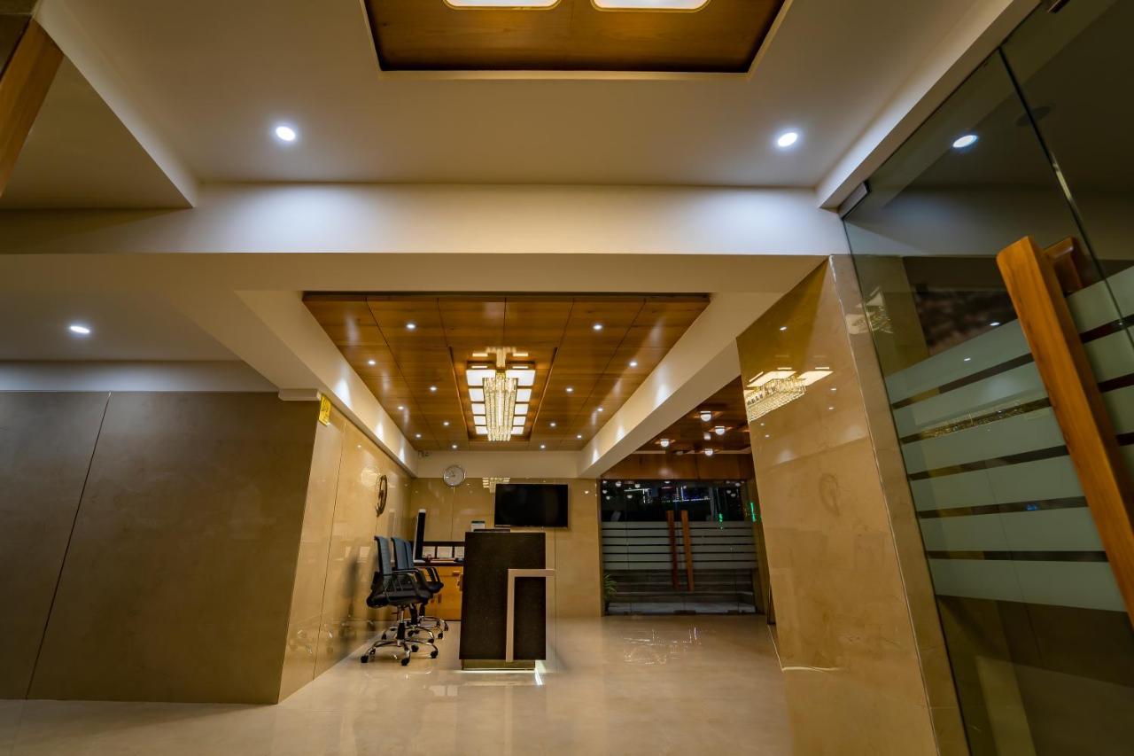 Hotel Pleasant Lake Ahmedabad Exterior foto