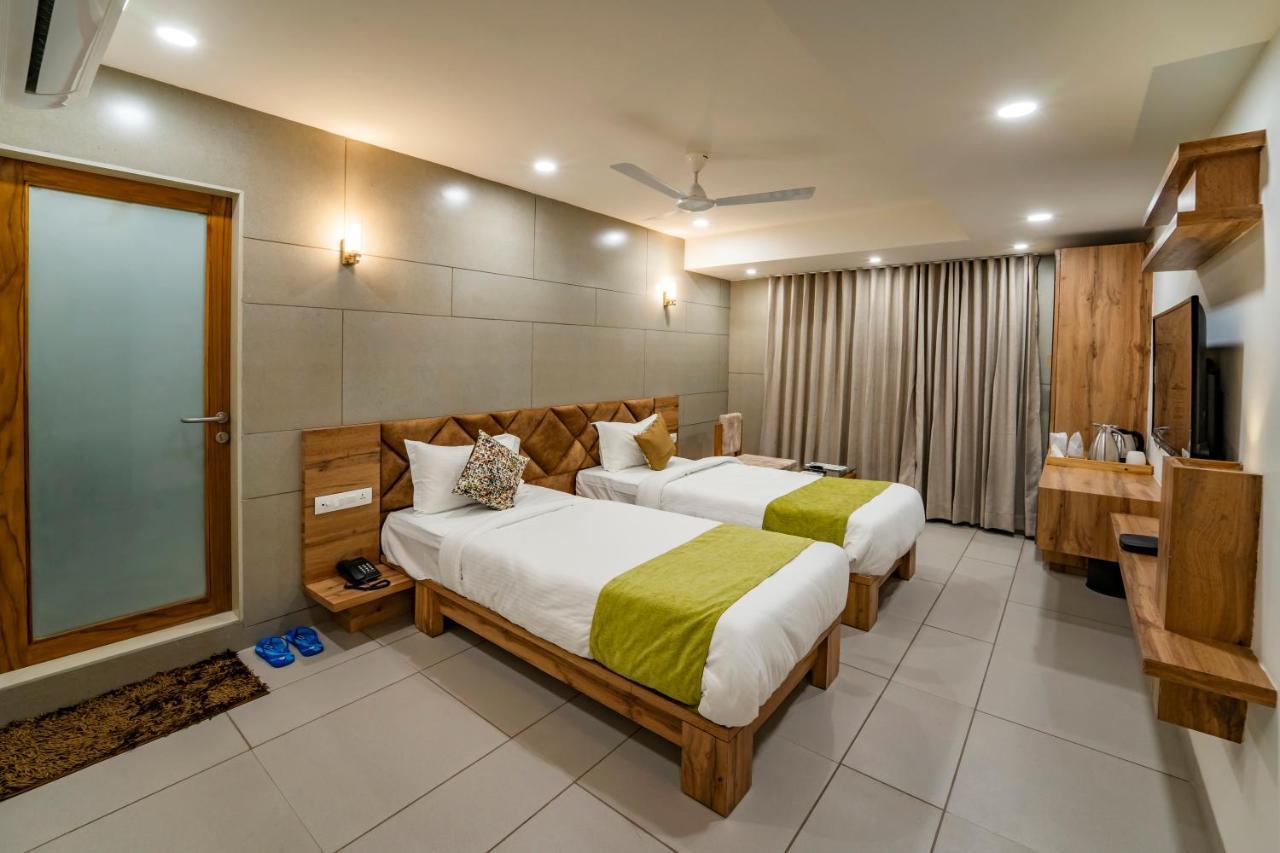 Hotel Pleasant Lake Ahmedabad Exterior foto