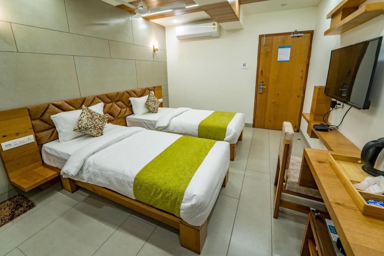 Hotel Pleasant Lake Ahmedabad Exterior foto
