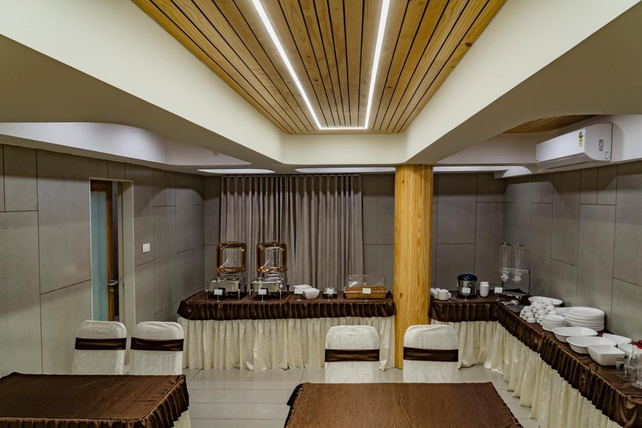 Hotel Pleasant Lake Ahmedabad Exterior foto
